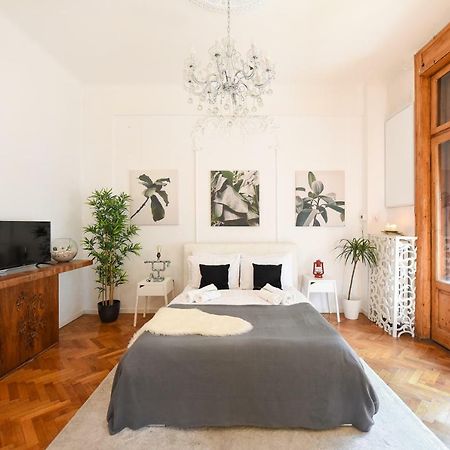 Love.Travel.Explore ♥️Apt W/ Balcony In Old Town Bucareste Exterior foto